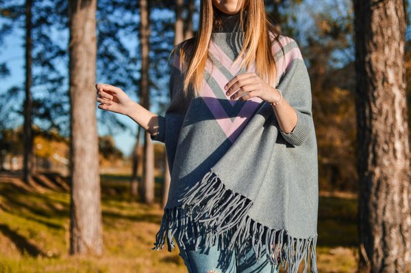 Quelle est la manière la plus chic de porter un poncho en laine sur une tenue de travail?